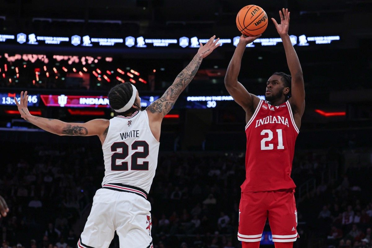 Indiana Hoosiers forward Mackenzie Mgbako (21) shoots the ball as Louisville Cardinals guard Tre White (22) defends during the second half at Madison Square Garden. 