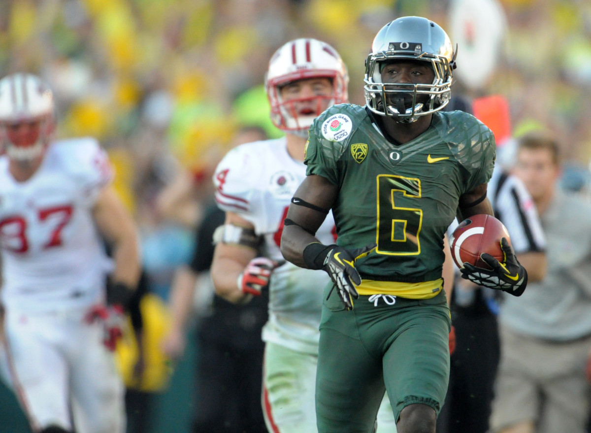 Jan 2, 2012; Pasadena, CA, USA; Oregon Ducks running back De'Anthony Thomas (6) scores on a 64-yard touchdown run in the third quarter in the 2012 Rose Bowl game against the Wisconsin Badgers at the Rose Bowl. Mandatory Credit: Kirby Lee-Image of Sport-USA TODAY Sports