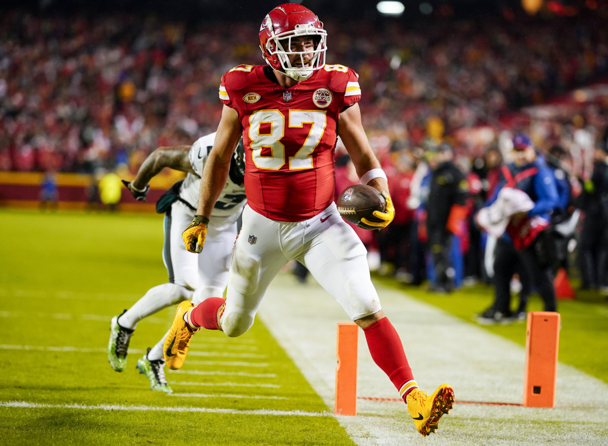 Kansas City Chiefs tight end Travis Kelce scores a touchdown against Philadelphia Eagles during the first half at GEHA Field at Arrowhead Stadium.