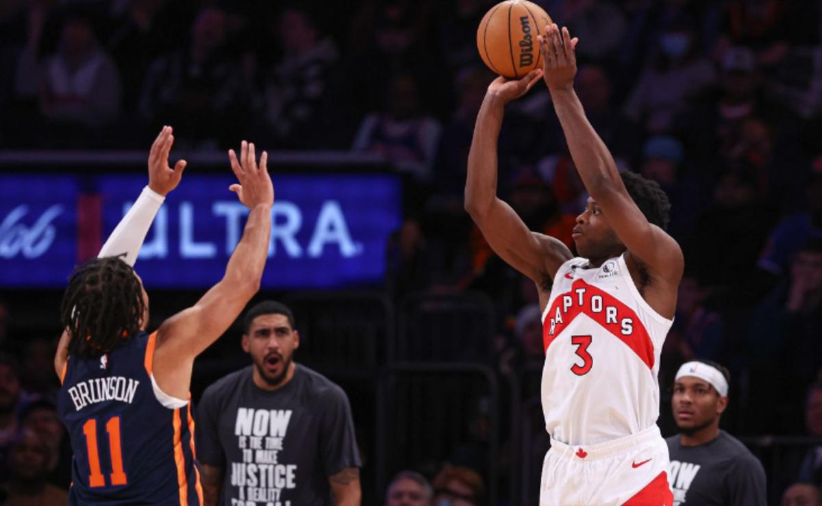 Anunoby defended by Jalen Brunson during a Knicks-Raptors game last season.