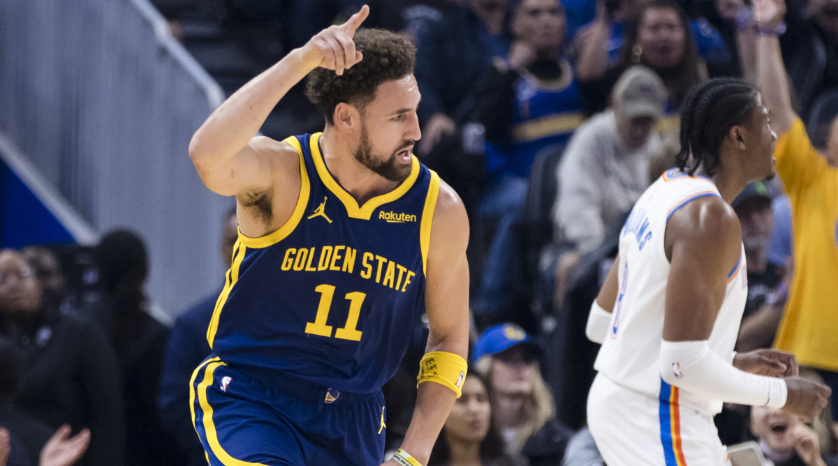 Klay Thompson playing for the Warriors.