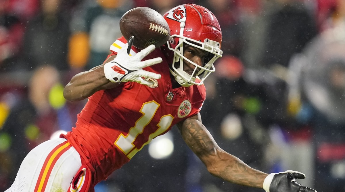 Chiefs WR Marquez Valdes-Scantling can’t hold onto a late pass against the Eagles.