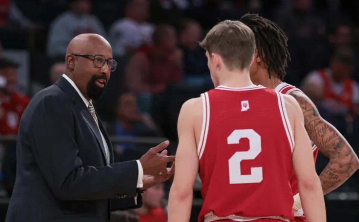 Woodson (far left) speaks to players during a timeout