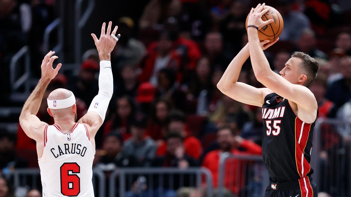 Miami Heat forward Duncan Robinson shoots against Chicago Bulls guard Alex Caruso