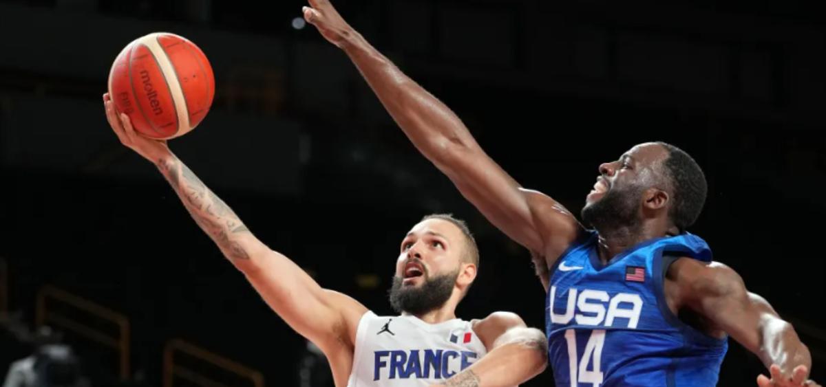 Fournier (L) competes for France