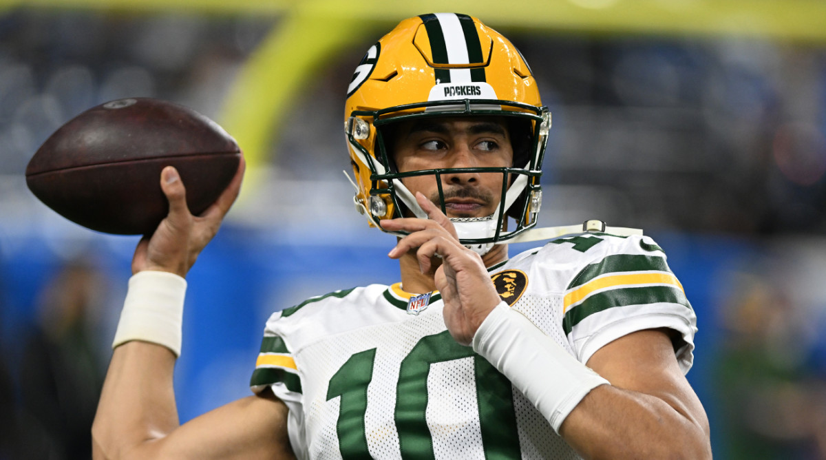 Packers quarterback Jordan Love looks to throw a pass.
