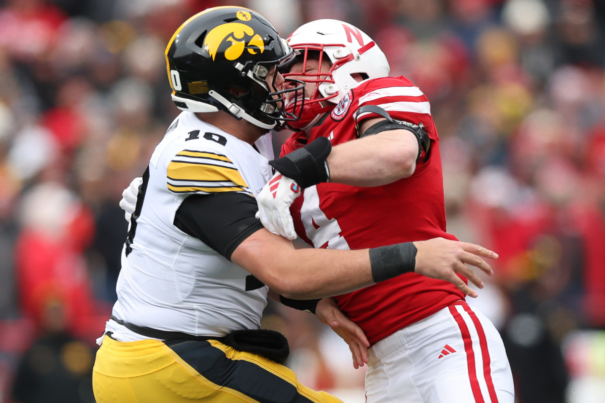 NU vs. Iowa 2023 - Luke Reimer tackles Deacon Hill