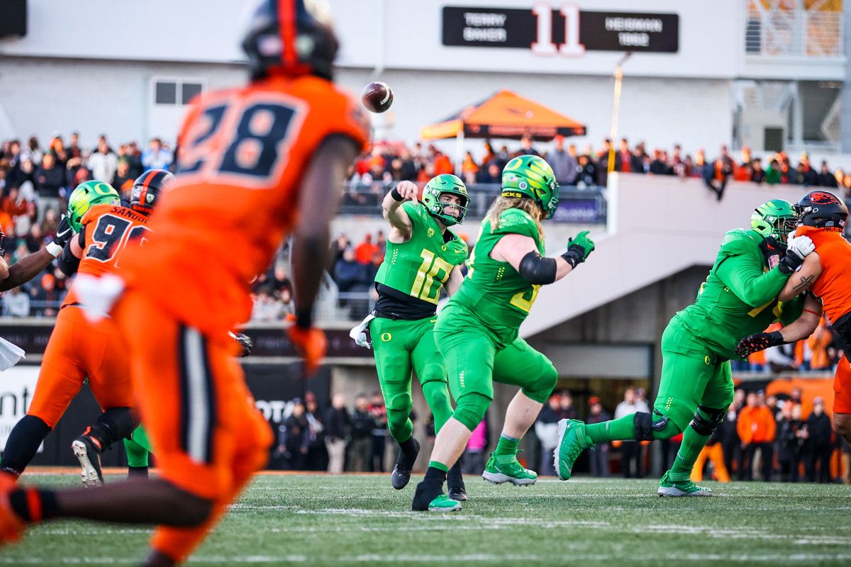 Oregon Ducks quarterback Bo Nix throws a pass against the Oregon State Beavers in 2022.
