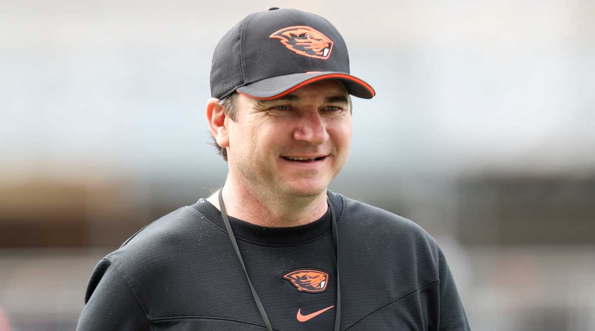 Oregon State coach Jonathan Smith