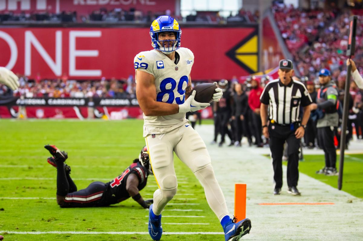 Los Angeles Rams tight end Tyler Higbee (89) scores a touchdown against the Arizona Cardinals in the first half at State Farm Stadium.