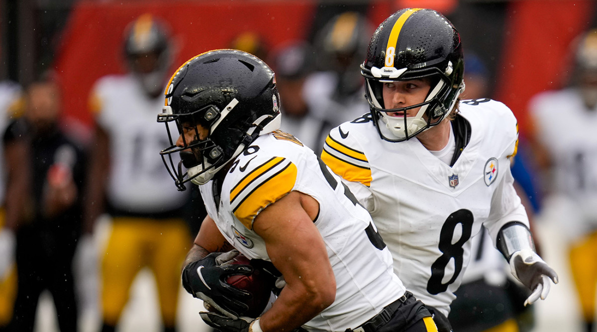 Pittsburgh Steelers quarterback Kenny Pickett hands off to running back Jaylen Warren in the second quarter.