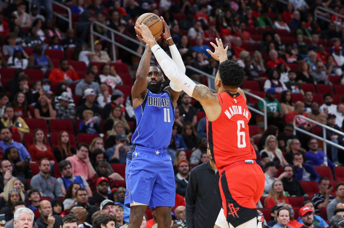 Mavs' Tim Hardaway Jr. shoots a 3-pointer over Rockets' K.J. Martin.