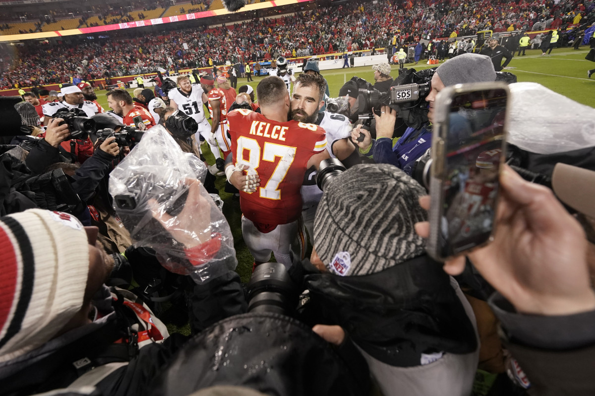 Kansas City Chiefs tight end Travis Kelce and Philadelphia Eagles center Jason Kelce shared a nice moment falling the Eagles’ win at Arrowhead Stadium in Week 11.
