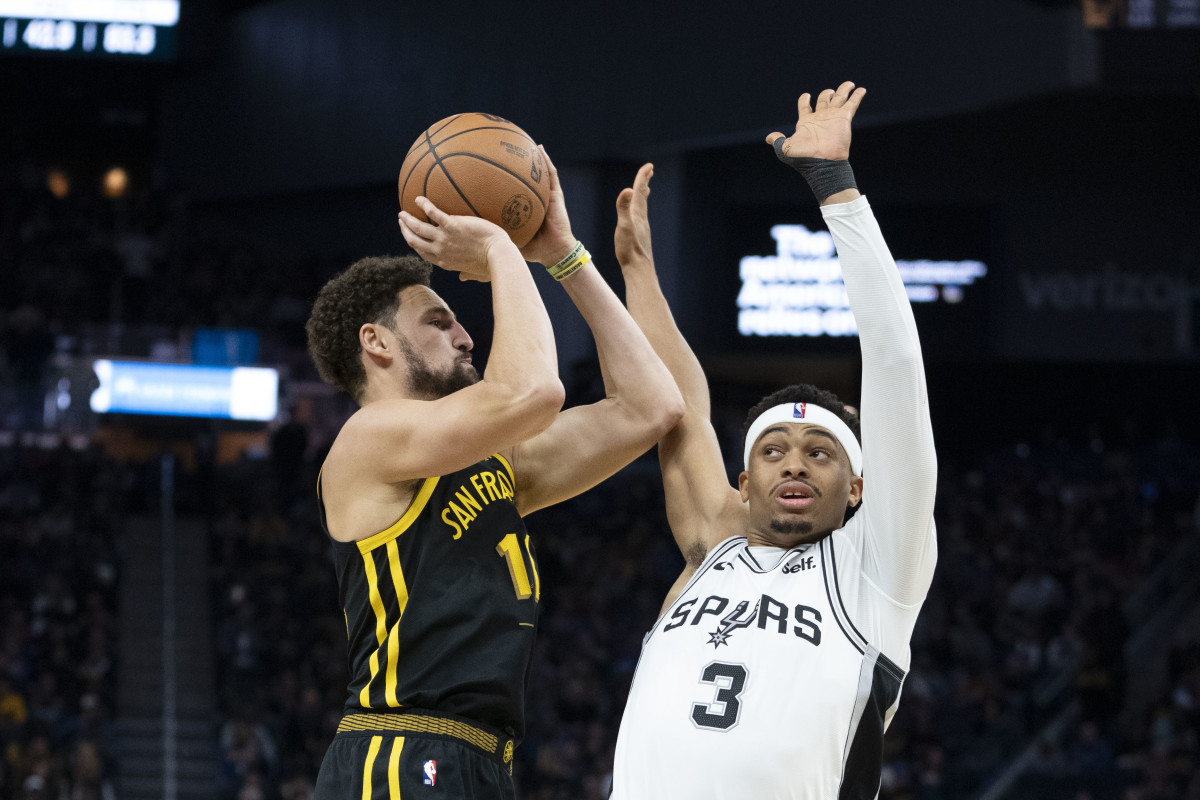 Golden State Warriors guard Klay Thompson takes a shot against San Antonio Spurs forward Keldon Johnson during the third quarter at Chase Center.