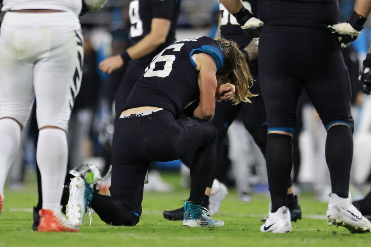 Jaguars' Trevor Lawrence warms up, starts vs. Browns with ankle injury