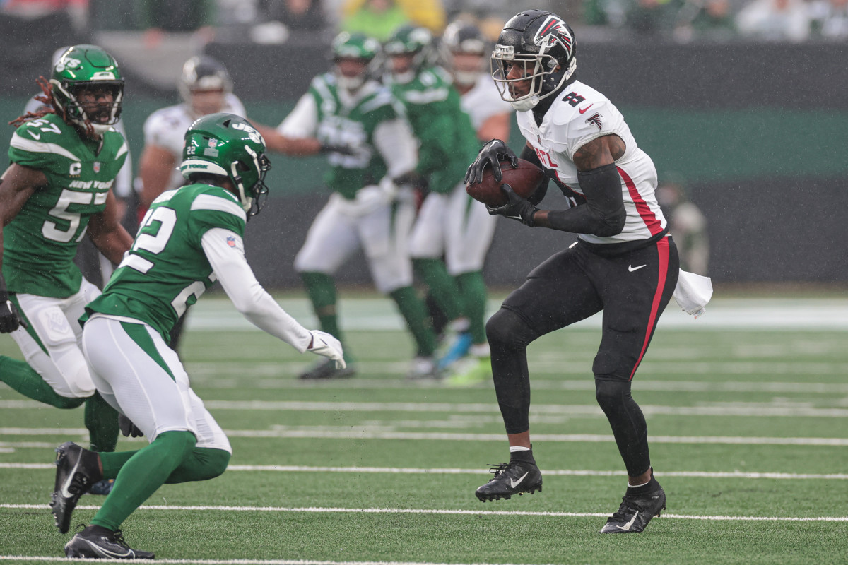 Dec 3, 2023; East Rutherford, New Jersey, USA; Atlanta Falcons tight end Kyle Pitts (8) gains yards after catch as New York Jets safety Tony Adams (22) pursues during the first quarter at MetLife Stadium