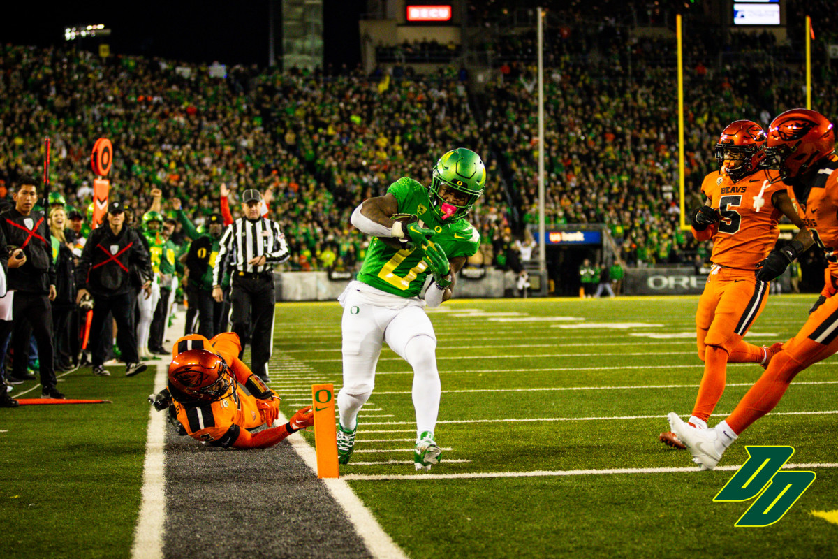 Oregon Ducks running back Bucky Irving scores a touchdown against the Oregon State Beavers.