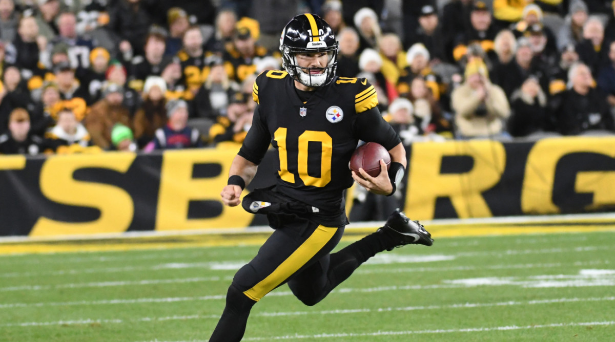 Steelers quarterback Mitch Trubisky runs with the ball.