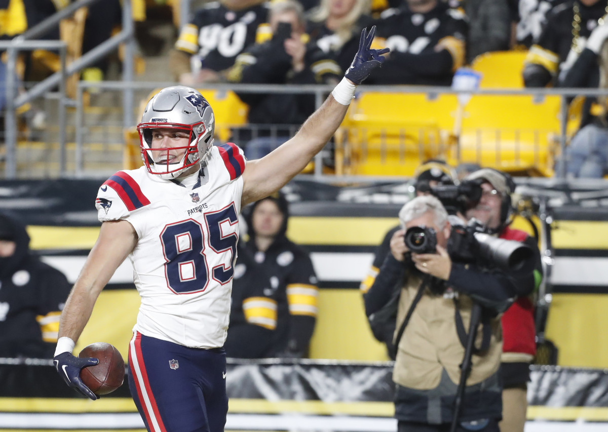 New England Patriots tight end Hunter Henry (85) celebrates his touchdown against the Pittsburgh Steelers during the second quarter at Acrisure Stadium.