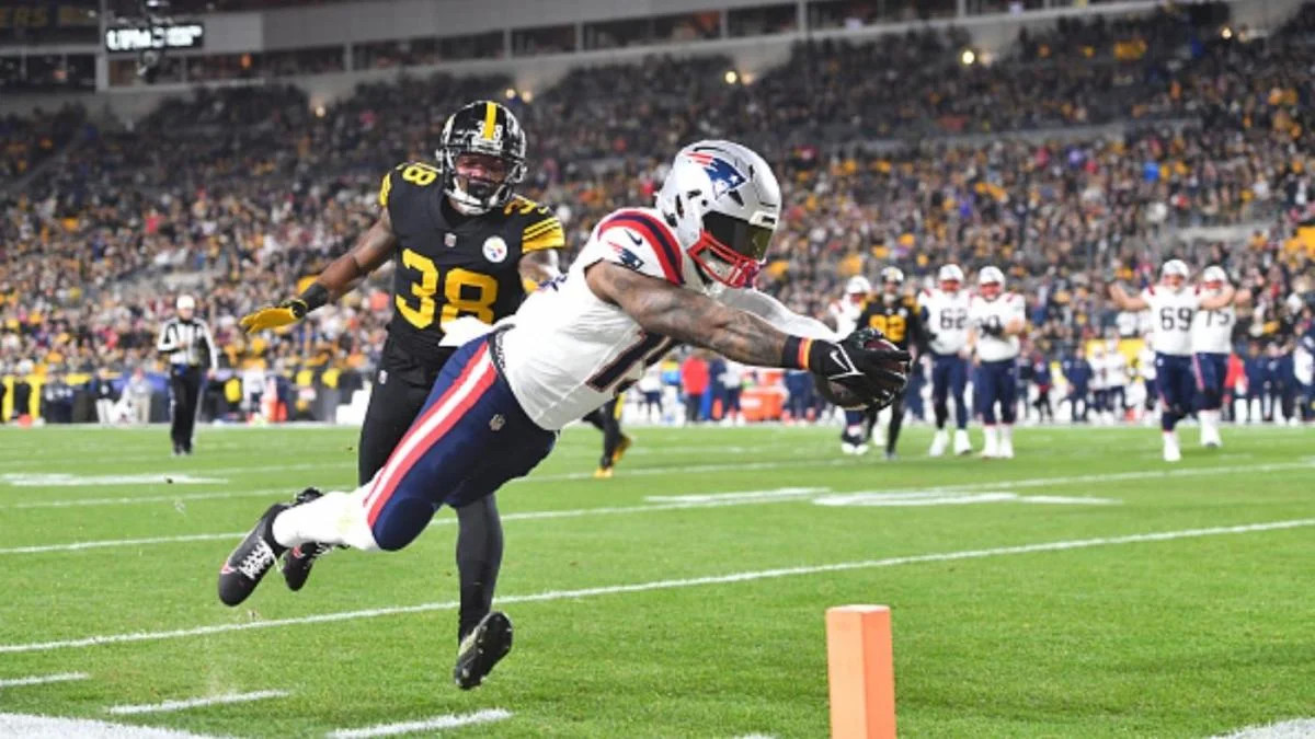 Ezekiel Elliott scored the first TD in the Patriots' upset win over the Steelers.