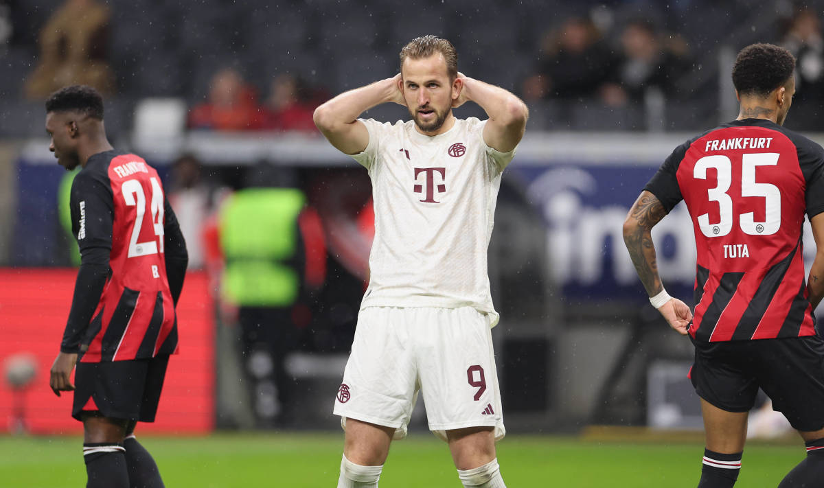 Harry Kane pictured (center) looking dejected during Bayern Munich's 5-1 defeat at Eintracht Frankfurt in December 2023
