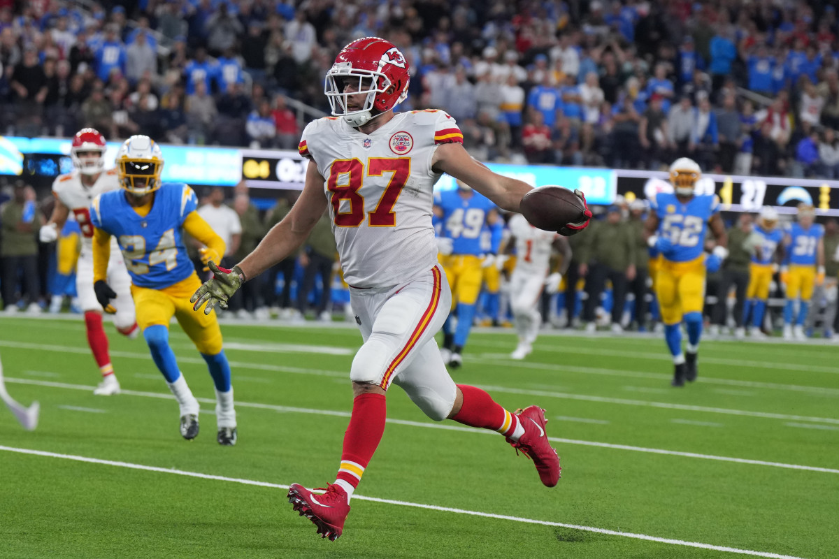 Kansas City Chiefs tight end Travis Kelce celebrates while scoring on a 17-yard touchdown catch with 31 seconds left against the Los Angeles Chargers SoFi Stadium. Kirby Lee-USA TODAY Sports