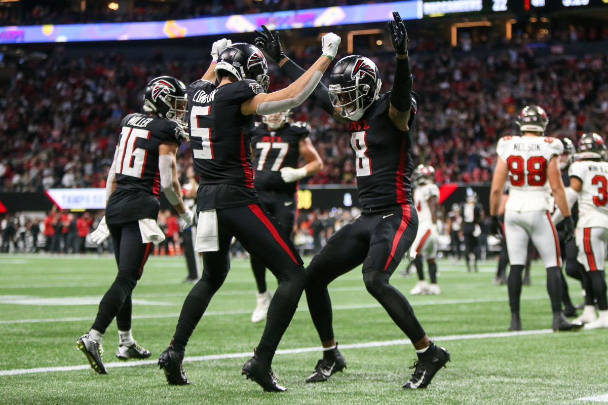 Atlanta Falcons wide receiver Drake London (5) celebrates after a two-point conversion with tight end Kyle Pitts (8) against the Tampa Bay Buccaneers in the second half at Mercedes-Benz Stadium.