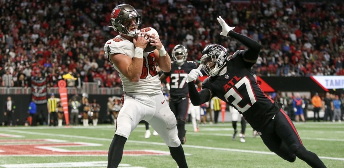 Former Husky tight end Cade Otton catches a game-winning pass for Tampa Bay with 31 seconds left to beat Atlanta.