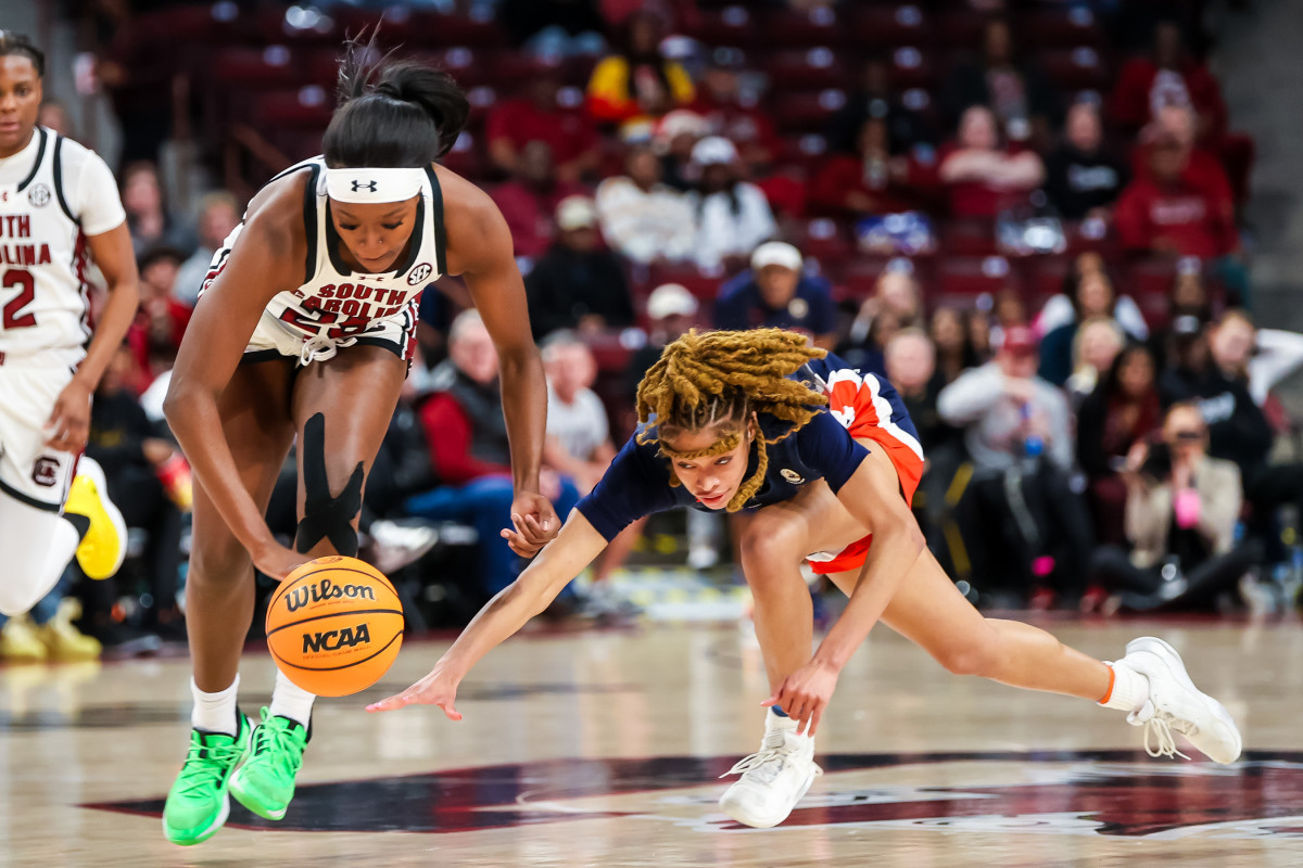 Raven Johnson stealing the ball from a backcourt player against Morgan State (6th Dec., 2023)