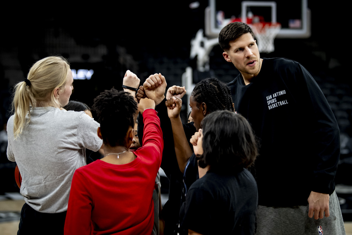San Antonio Spurs small forward Doug McDermott breaks out a huddle with some of the girls basketball team from S.J. Davis Middle School during the team-hosted "Hope to Dream" event. 
