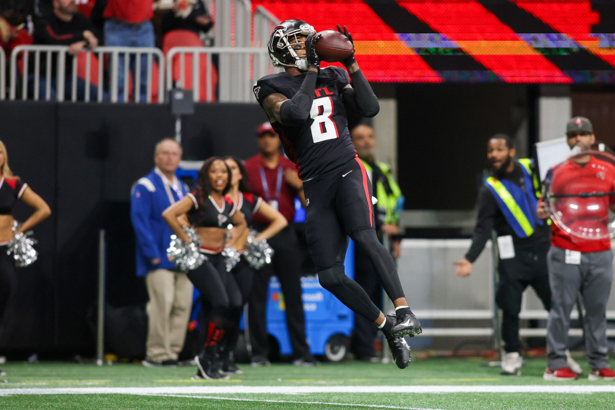 Dec 10, 2023; Atlanta, Georgia, USA; Atlanta Falcons tight end Kyle Pitts (8) catches a pass for a touchdown against the Tampa Bay Buccaneers in the first half at Mercedes-Benz Stadium.  