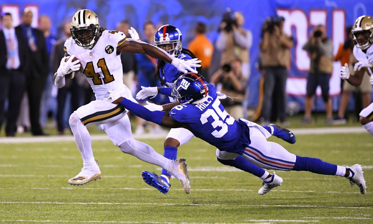 Sep 30, 2018; New Orleans Saints running back Alvin Kamara (41) runs past New York Giants defenders for a touchdown. Mandatory Credit: Robert Deutsch-USA TODAY