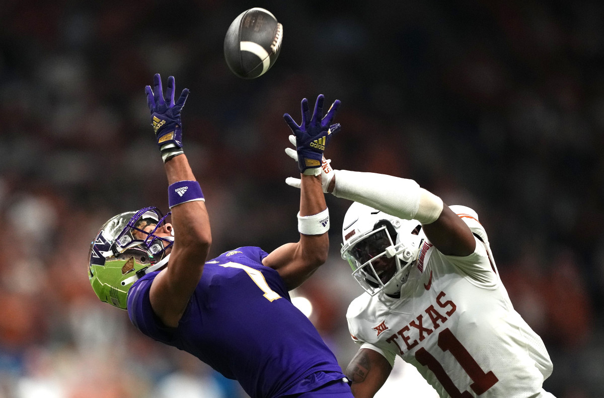 Washington Huskies wide receiver Rome Odunze (1) attempts to catch the ball against Texas Longhorns defensive back Anthony Cook (11) in the first half of the 2022 Alamo Bowl at Alamodome.