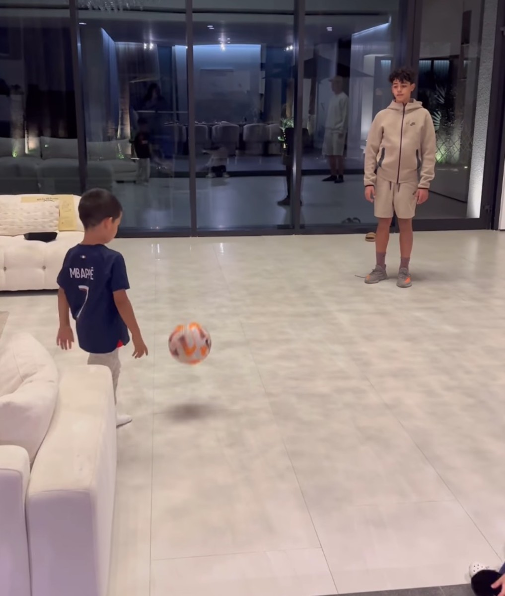 Georgina Rodriguez shares video of Cristiano Ronaldo playing with his ...