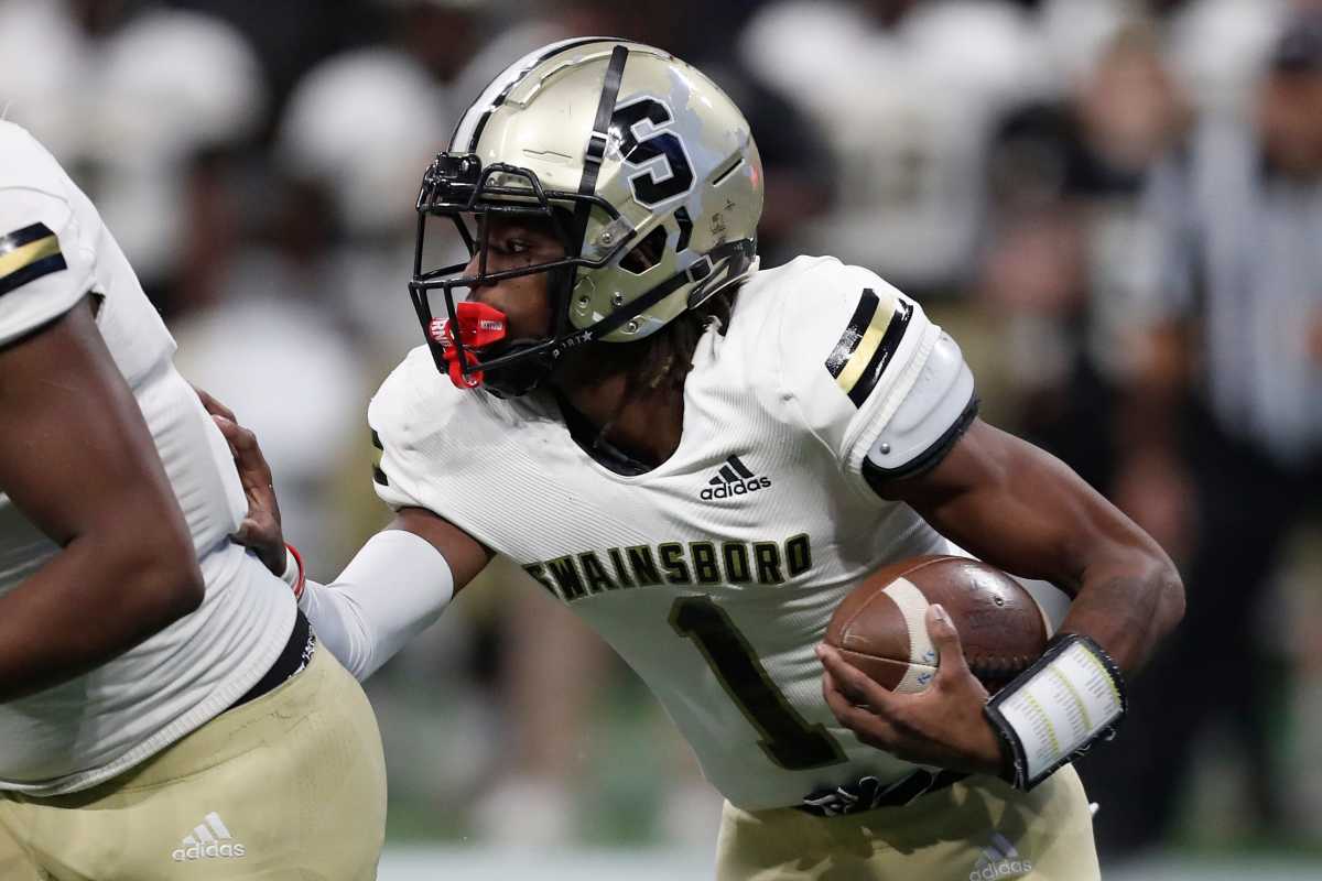 Swainsboro's Demello Jones (1) carries the ball during the GHSA high school football Class A-Division 1 championship game at Mercedes-Benz Stadium in Atlanta, on Monday, Dec. 11, 2023. (Joshua L. Jones / USA TODAY NETWORK).