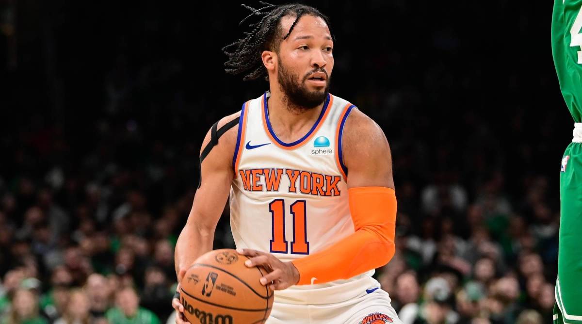 Knicks point guard Jalen Brunson looks to pass the ball in a game vs. the Celtics.
