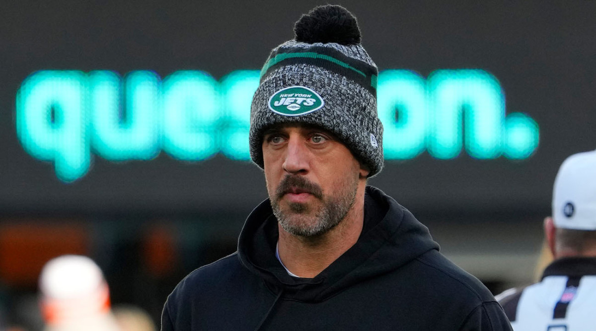 Jets quarterback Aaron Rodgers on the sideline.