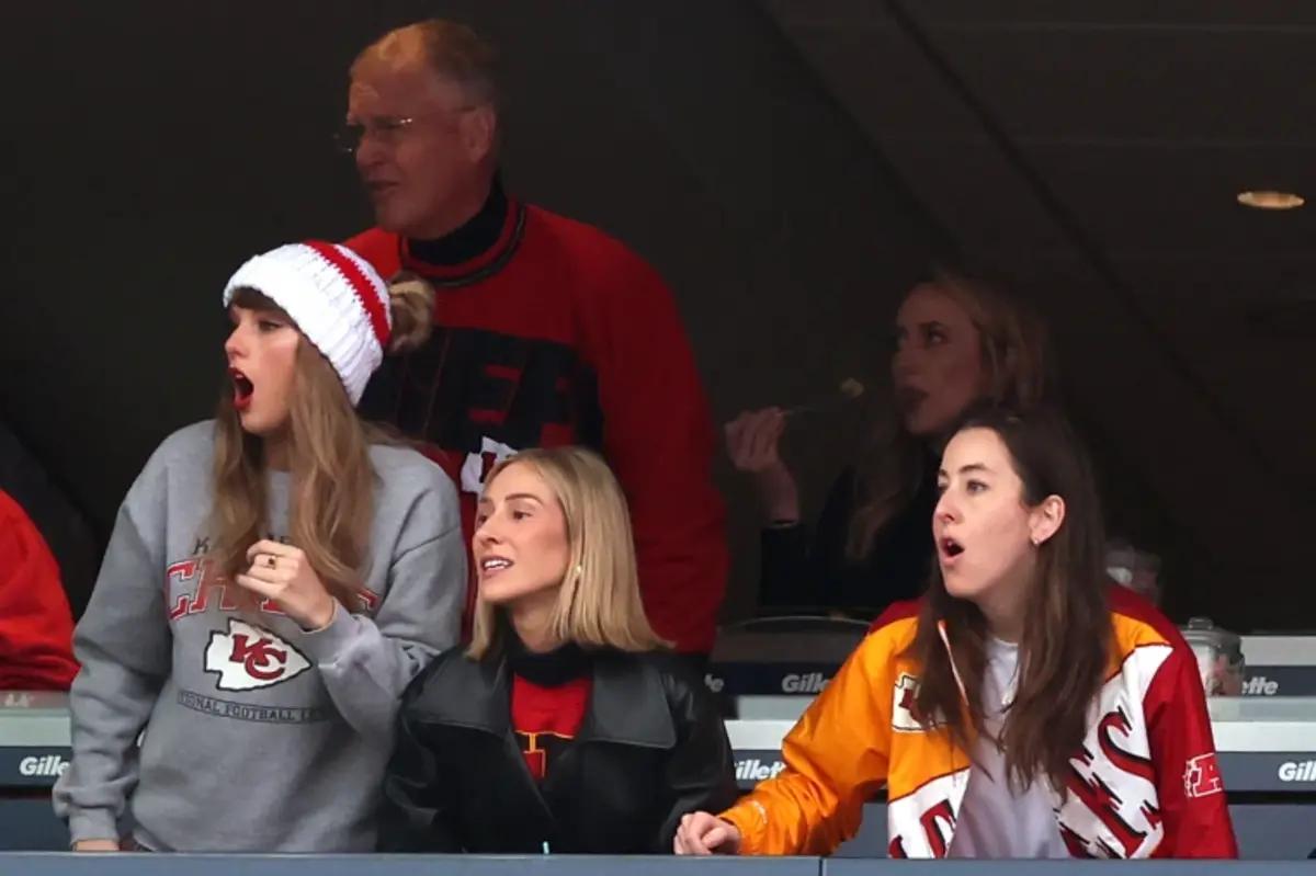 Taylor Swift cheered on another New England Patriots loss Sunday at Gillette Stadium.