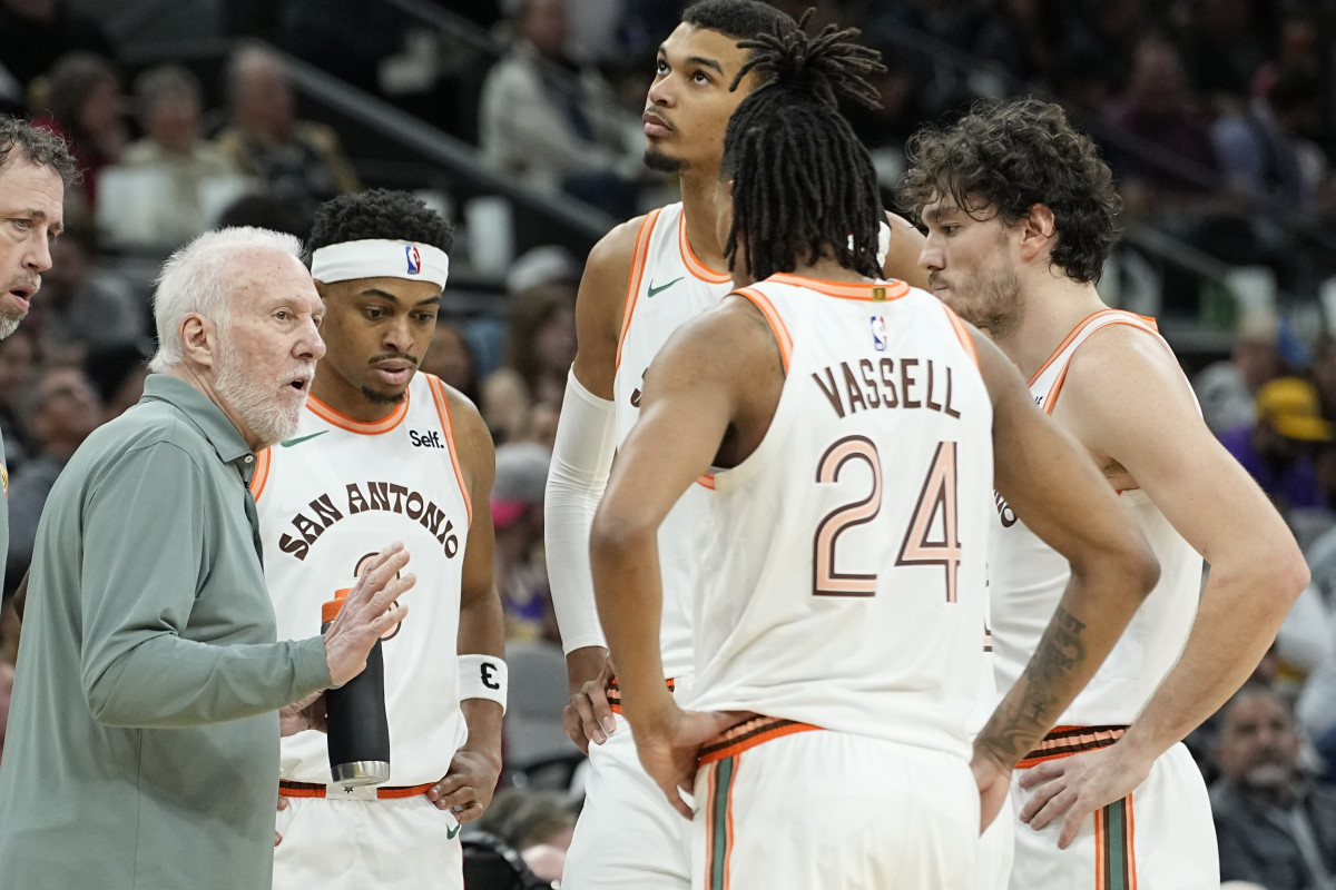 Dec 15, 2023; San Antonio, Texas, USA; San Antonio Spurs head coach Gregg Popovich talks with players during a timeout in the first half against the Los Angeles Lakers at Frost Bank Center.