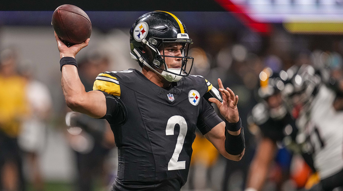 Steelers quarterback Mason Rudolph (2) passes the ball against the Falcons during the second half at Mercedes-Benz Stadium.