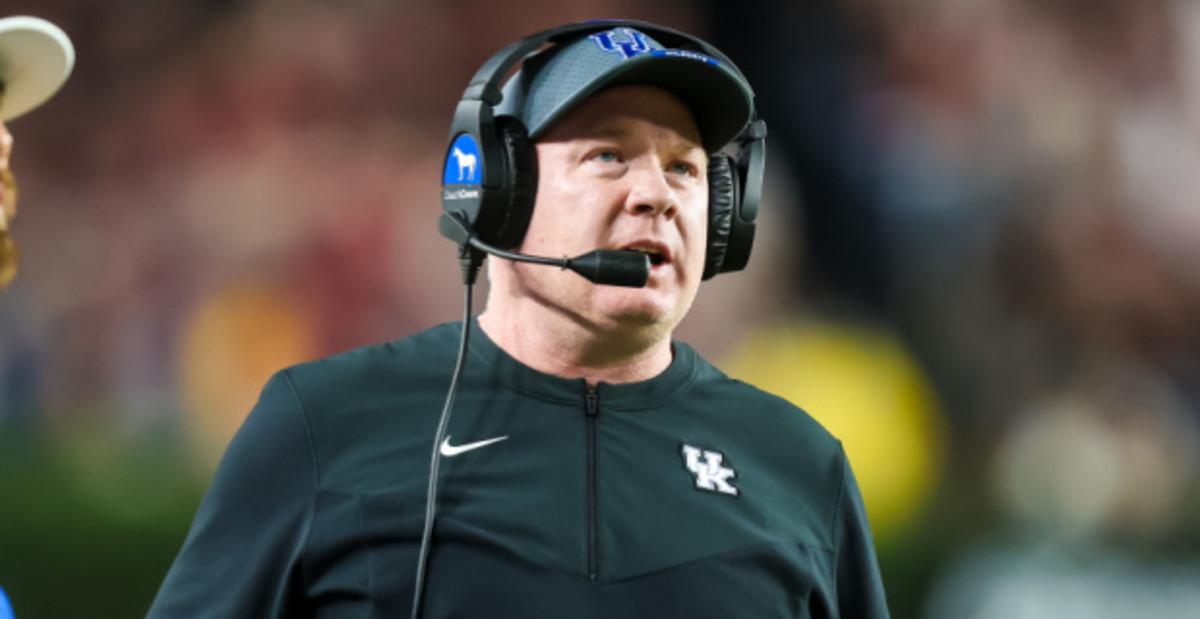 Kentucky Wildcats head coach Mark Stoops on the sideline during a college football game in the SEC.