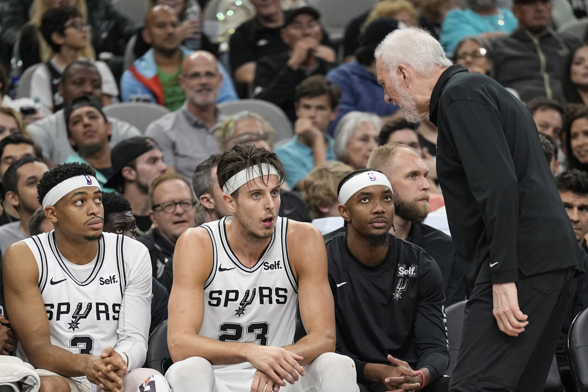 Nov 18, 2023; San Antonio, Texas, USA; San Antonio Gregg Popovich yells at Spurs center Zach Collins (23) during the second half against the Memphis Grizzlies at Frost Bank Center.