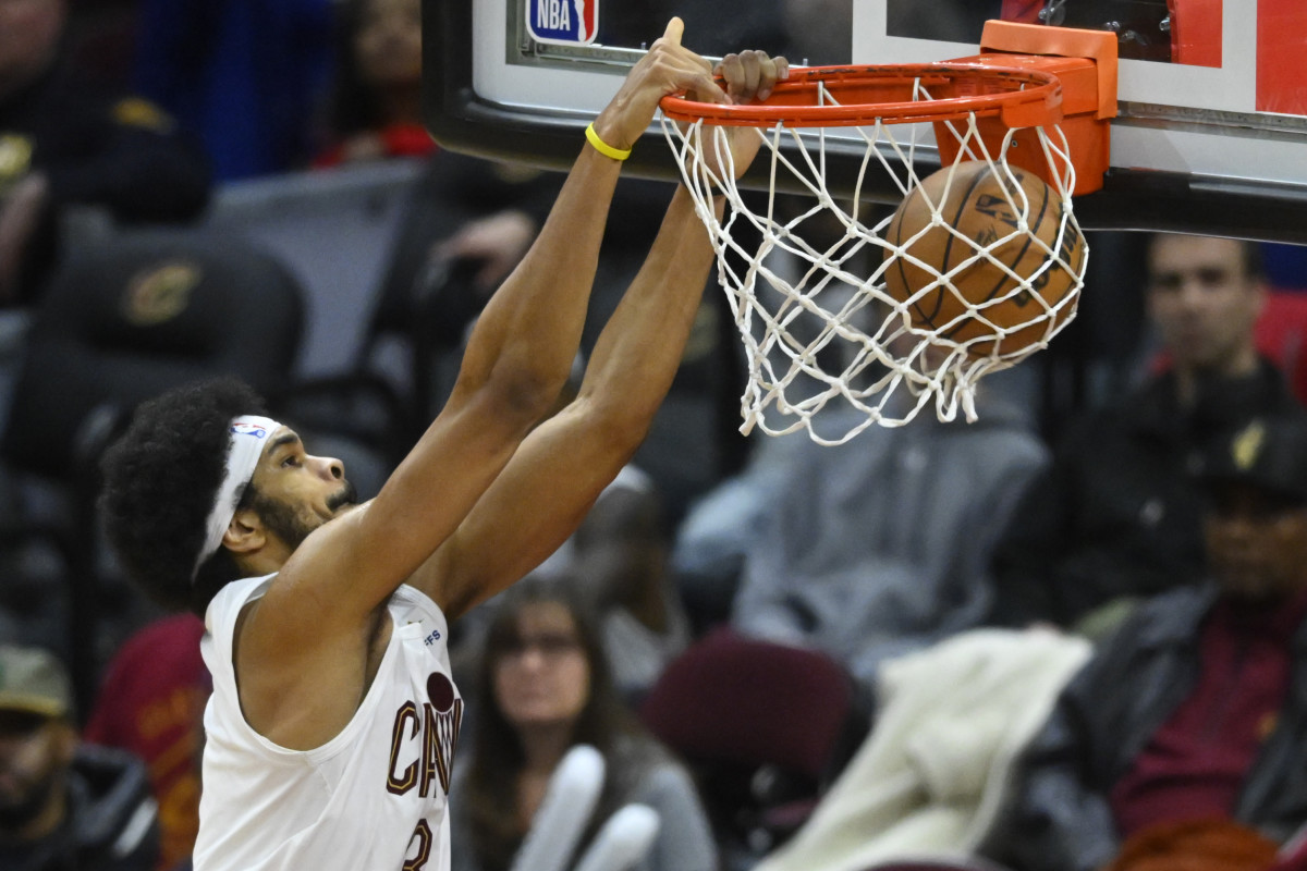 Dec 18, 2023; Cleveland, Ohio, USA; Cleveland Cavaliers center Jarrett Allen (31) dunks in overtime against the Houston Rockets at Rocket Mortgage FieldHouse.