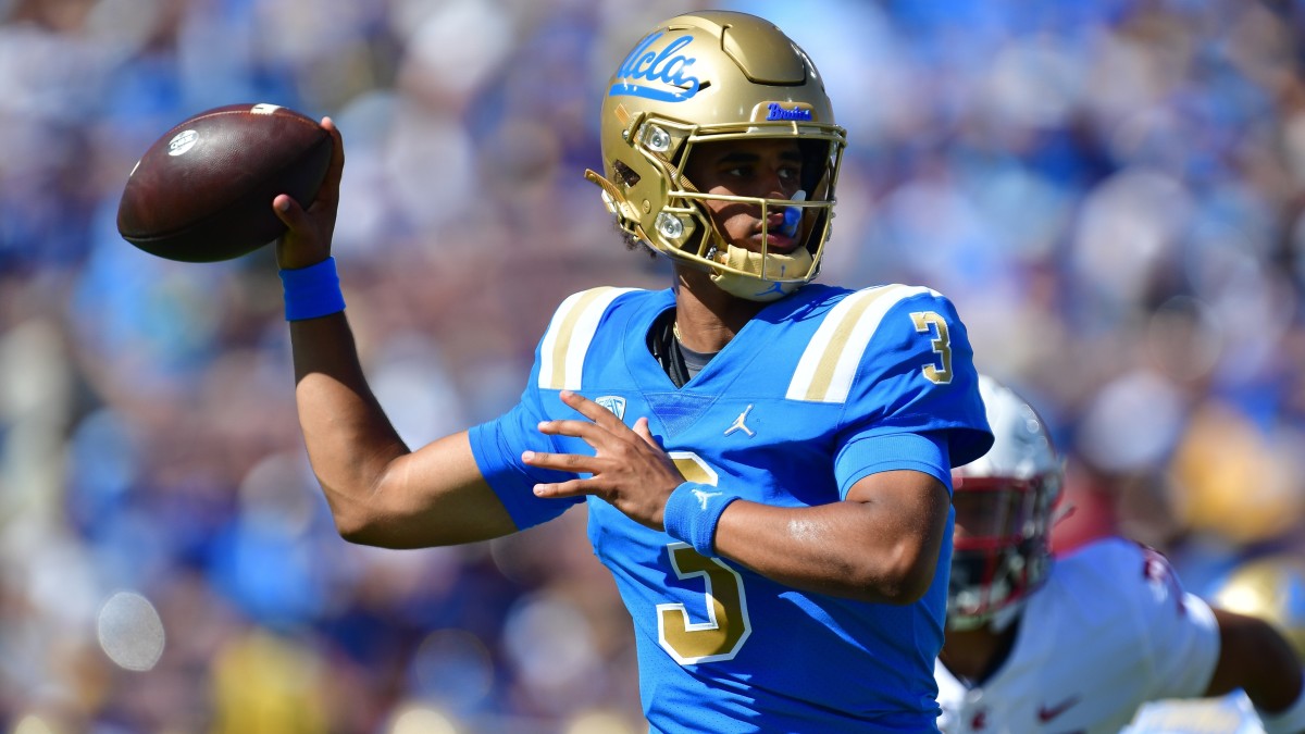 Former UCLA quarterback and current Oregon transfer Dante Moore