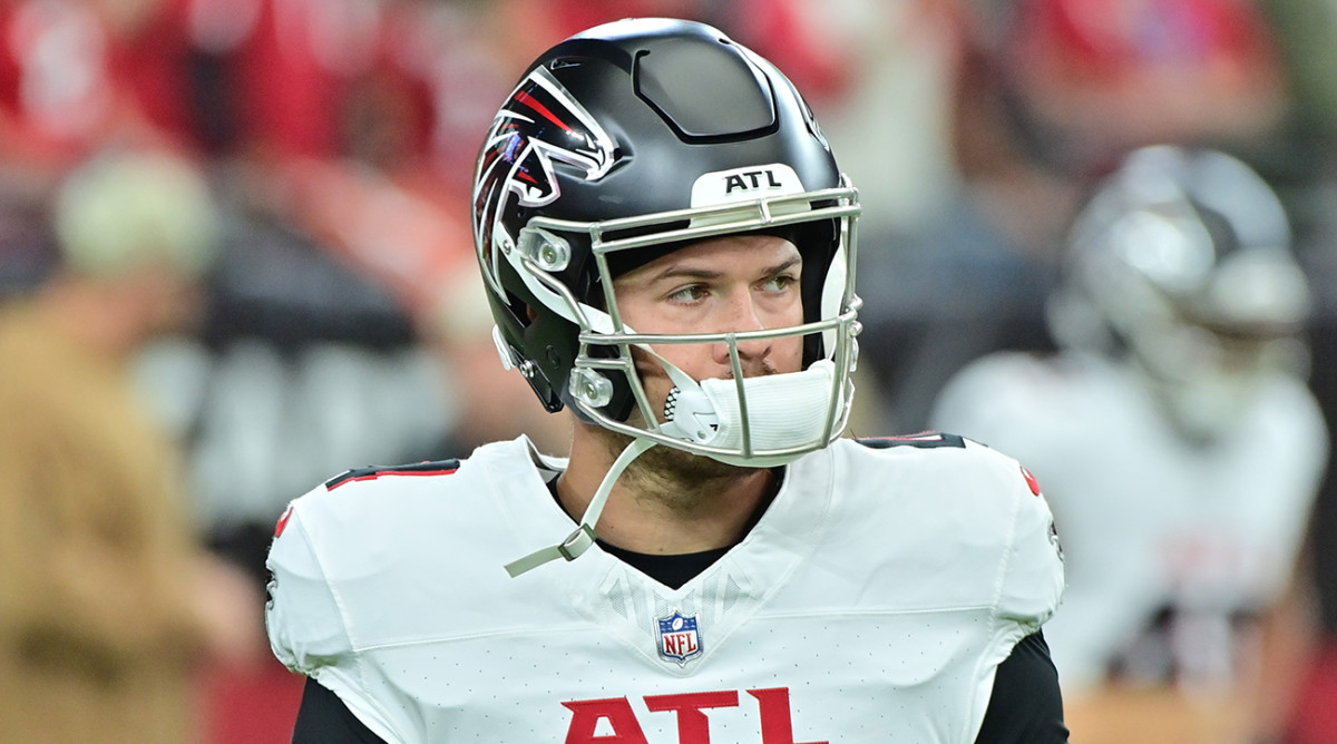 Falcons quarterback Taylor Heinicke (4) warms up prior to the game against the Cardinals at State Farm Stadium.