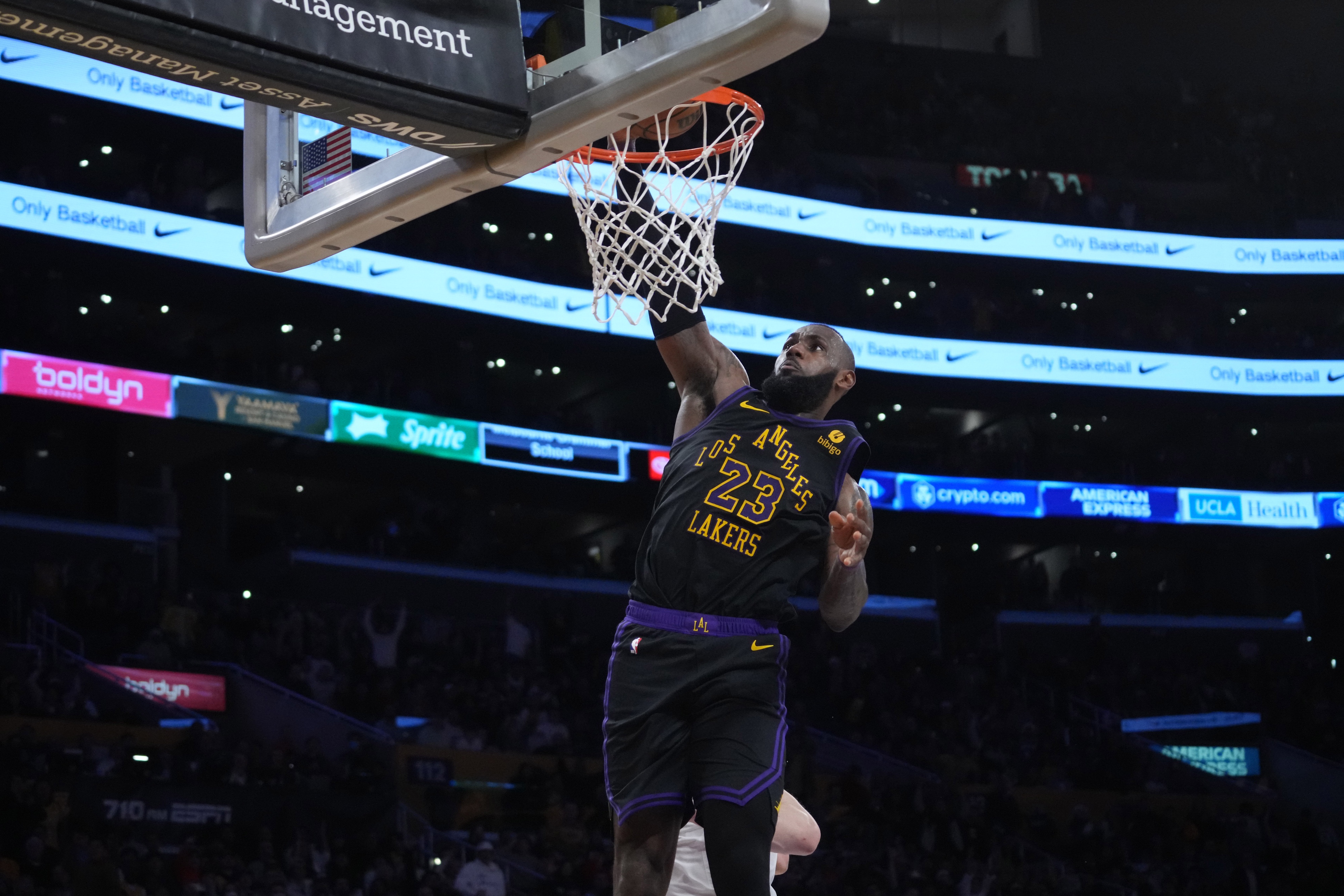 lebron james lakers dunk