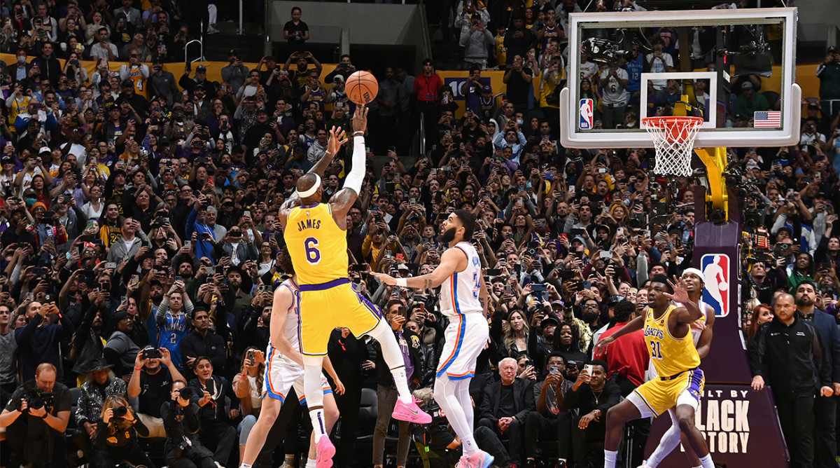 The Lakers’ LeBron James shoots a midrange jumper vs. the Thunder