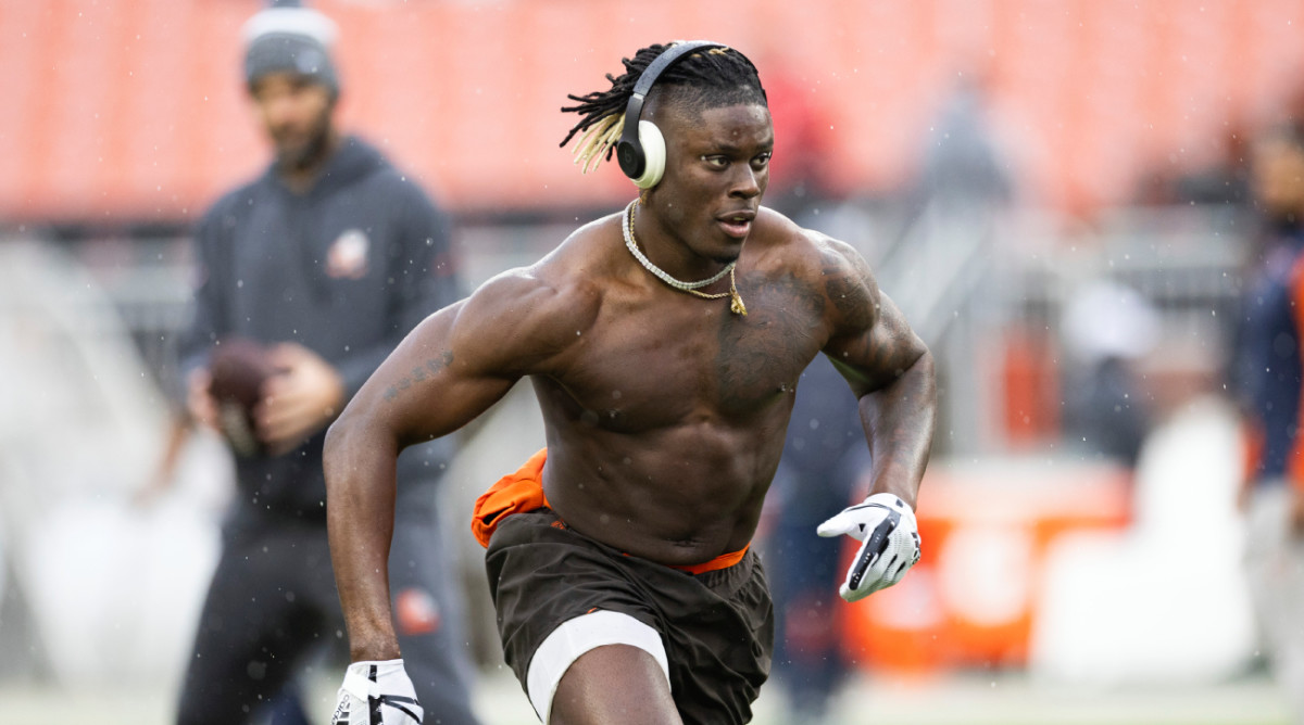 Cleveland Browns tight end David Njoku runs a route during warmups.