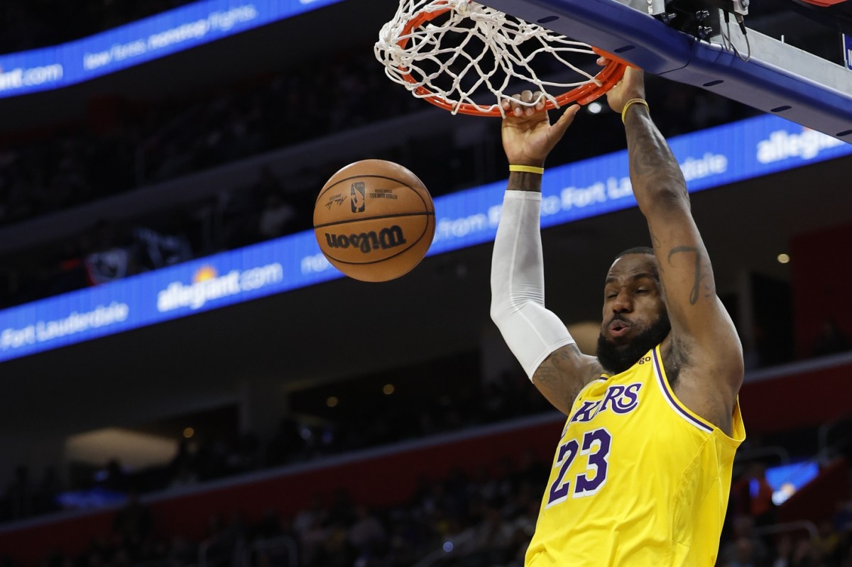 LeBron James' Dunk Is Going Viral In Lakers-Thunder Game - Fastbreak on  FanNation