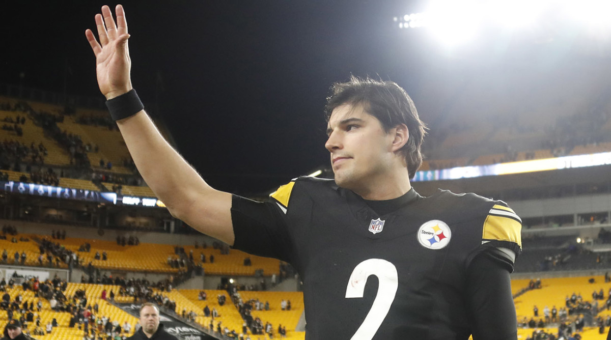 Mason Rudolph walks off the field after the Steelers’ win over the Bengals.